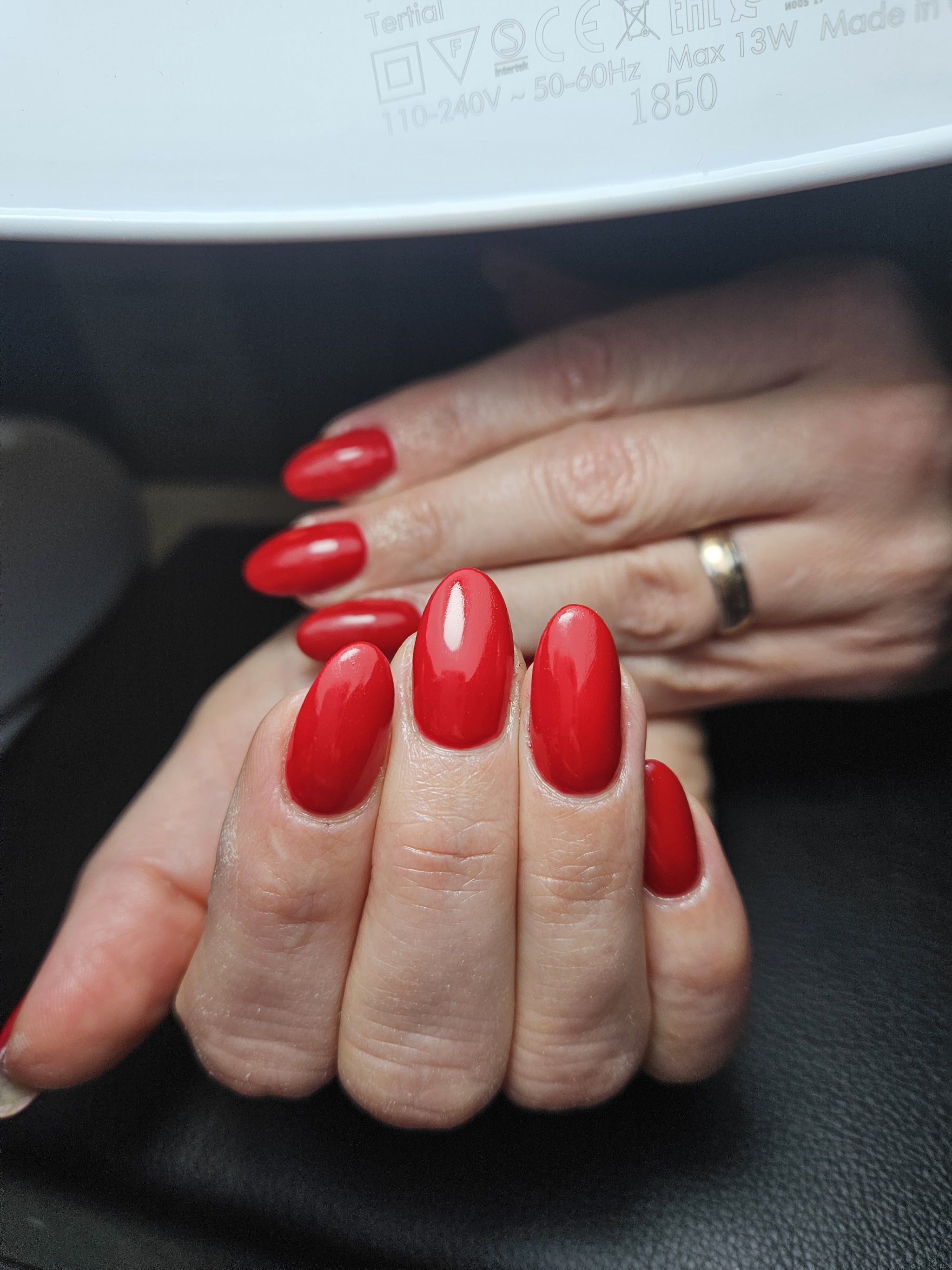 Rode nagels in amandelvorm