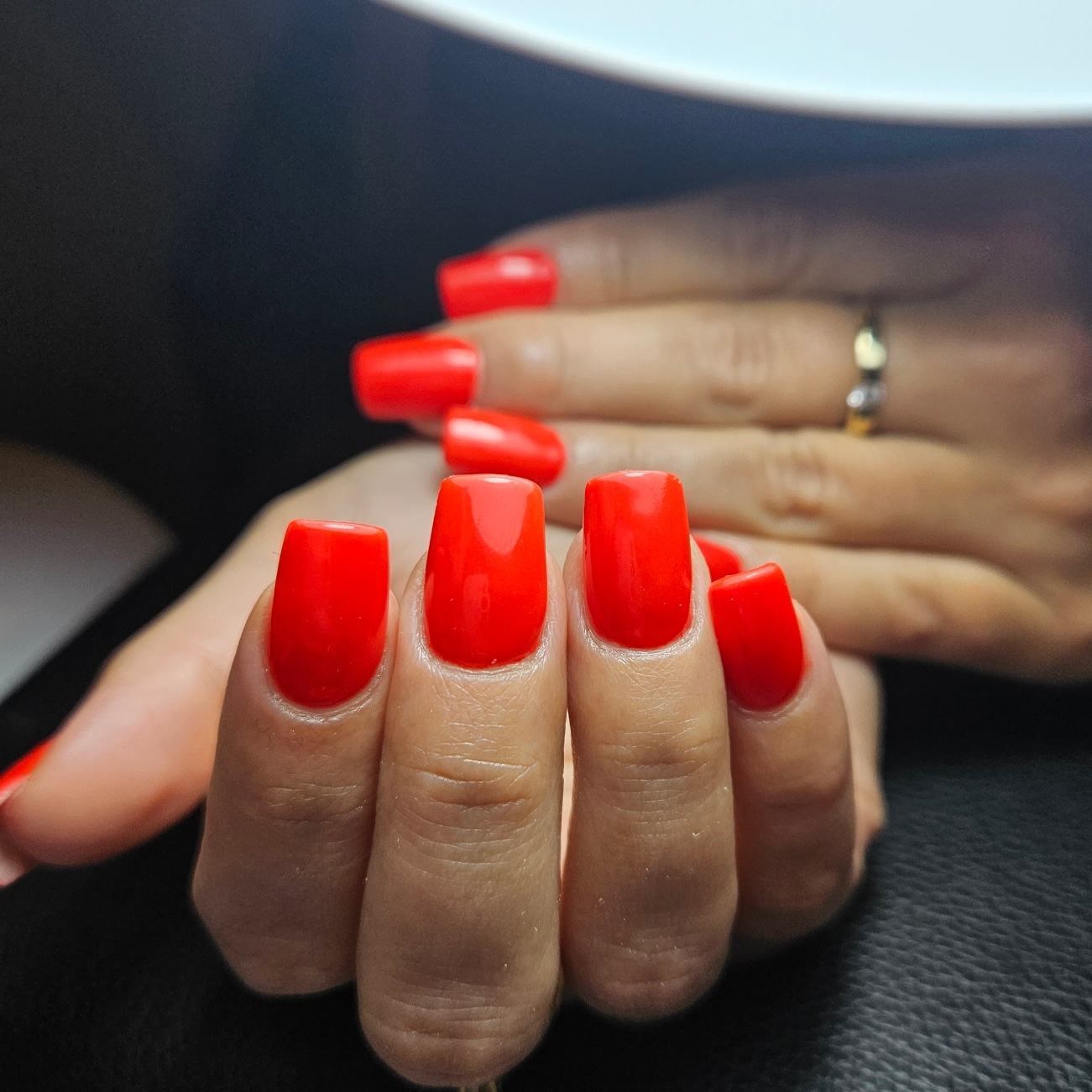 Knalrode korte, vierkante nagels