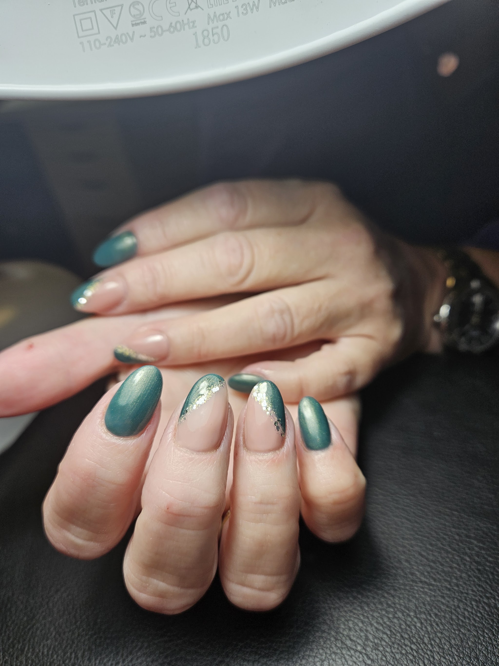 Glanzende nagels in petrol met nude