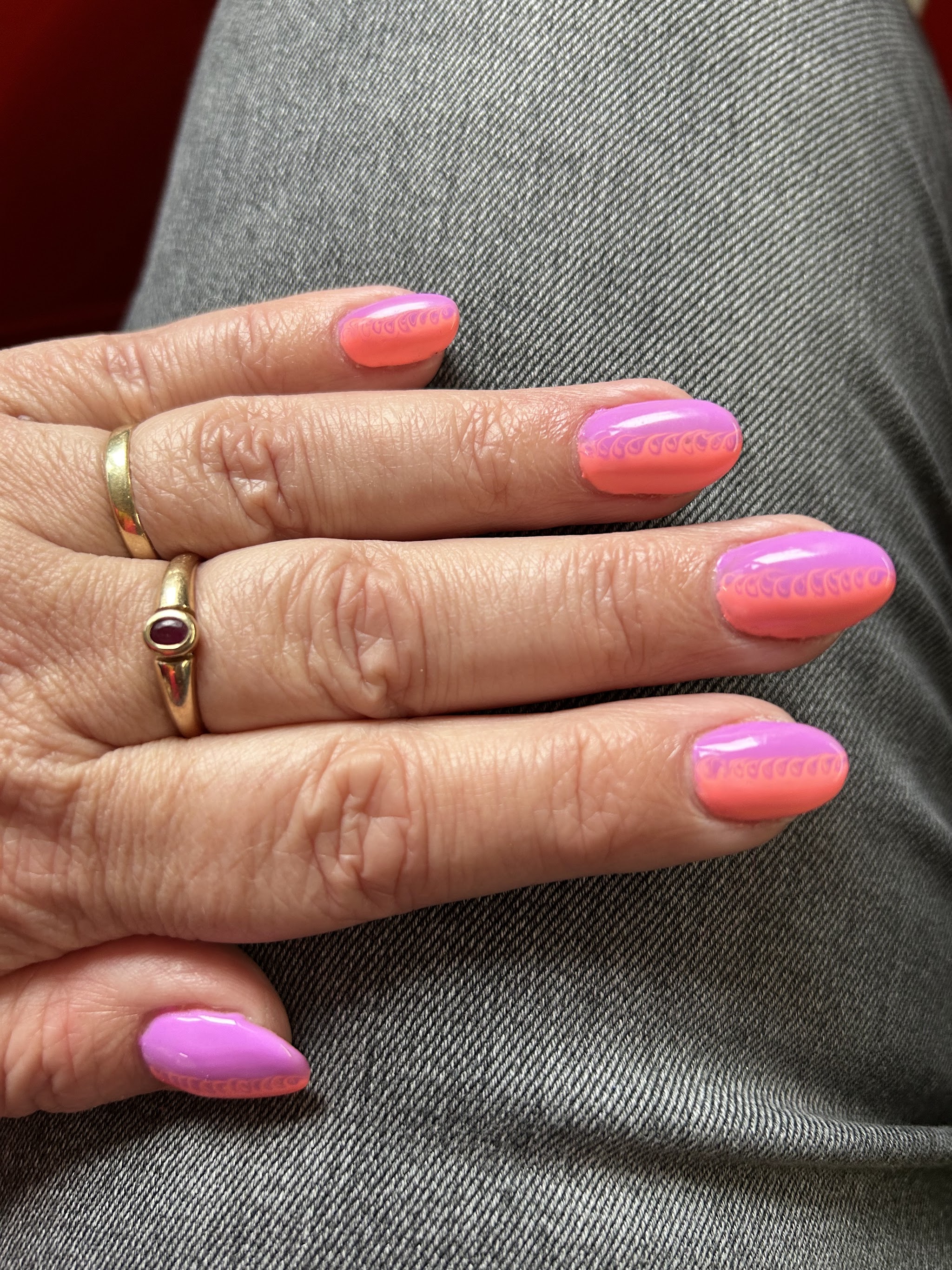Glanzende nagels in roze en lila, amandelvorm